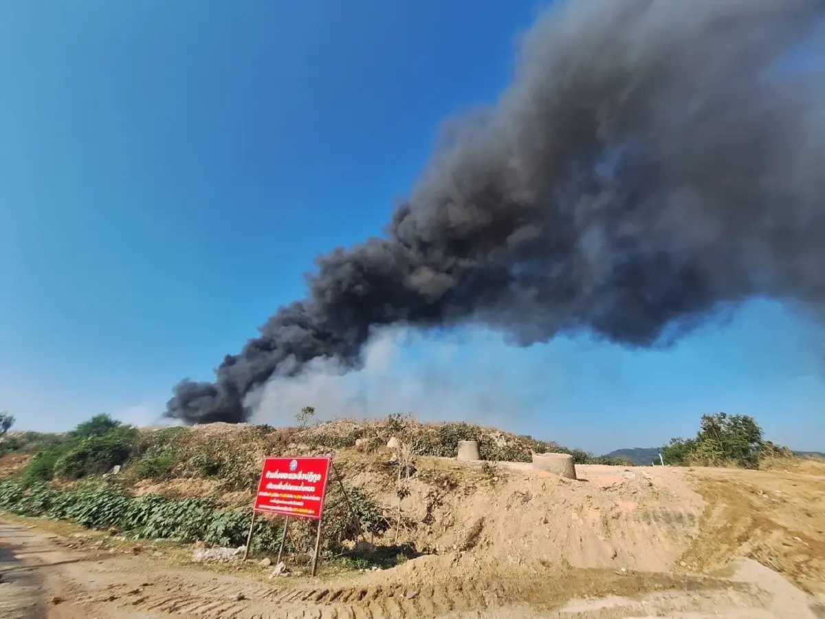 ไฟไหม้บ่อขยะเกาะแต้ว สงขลา ล่าสุดคุมได้ในวงจำกัด ระดมฉีดน้ำต่อเนื่องสกัดควัน