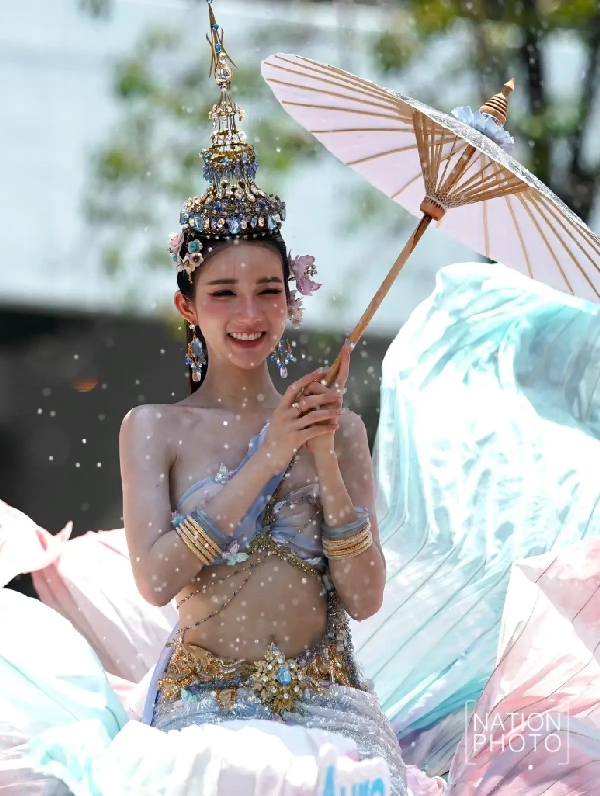 สีลมแตก แห่ห่มสไบเล่นน้ำสงกรานต์ 69 คึกคัก รับขบวน Wet Parade สุดอลังการ