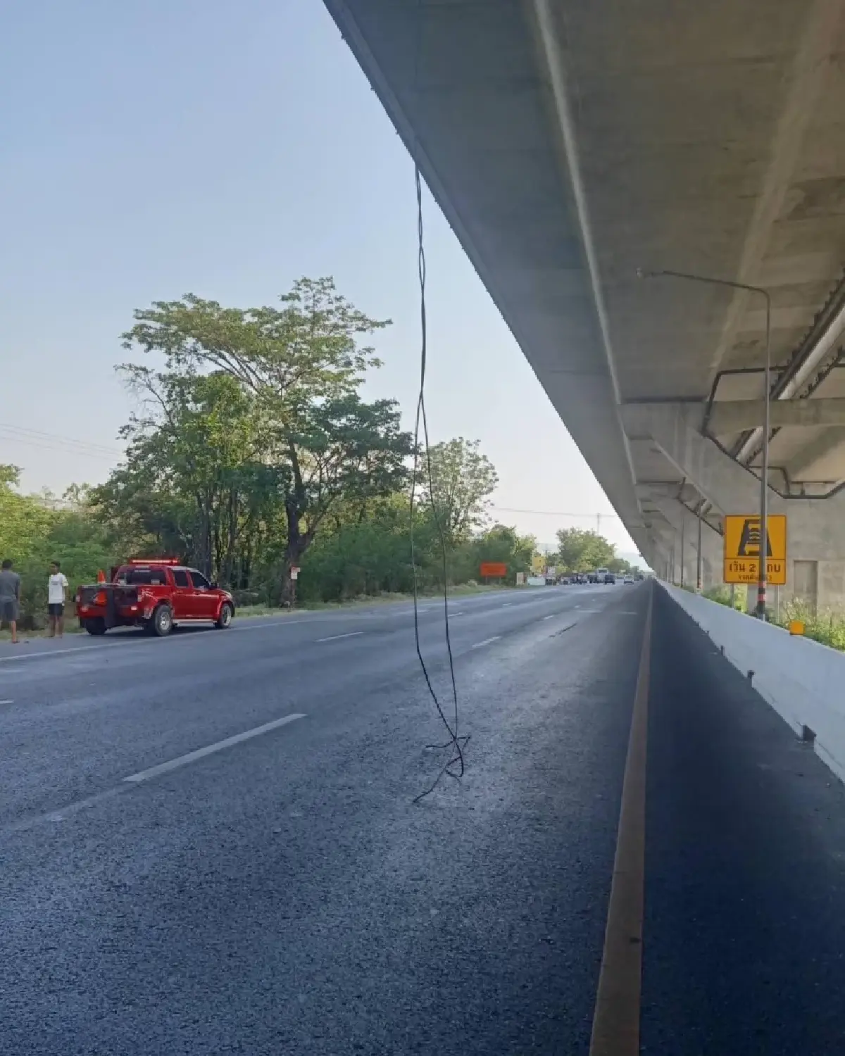 สายไฟ M6 ร่วงฟาดกระบะตู้ทึบ ตกข้างทาง พังยับ ลำตะคองรถติดหนึบ