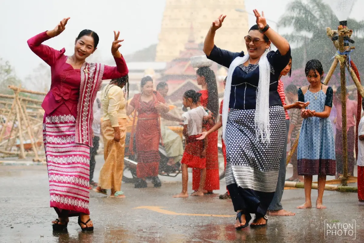 หนึ่งเดียวในไทย สงกรานต์บ้านมอญ สรงน้ำพระผ่านรางไม้ไผ่