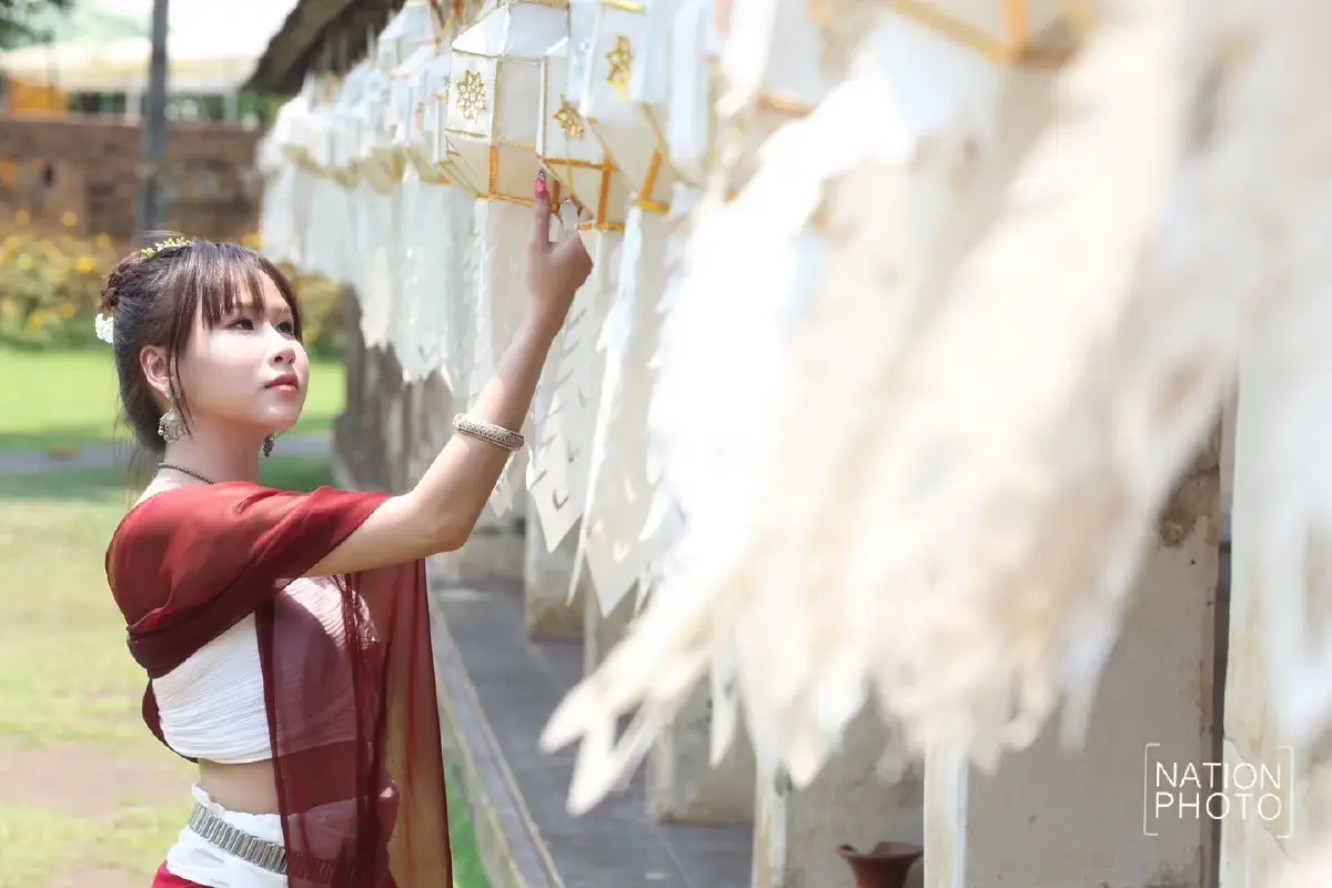 ควันหลงสงกรานต์ แห่แต่งชุดล้านนาถ่ายรูป 'วัดต้นเกว๋น' เชียงใหม่ ตามรอยละครดัง