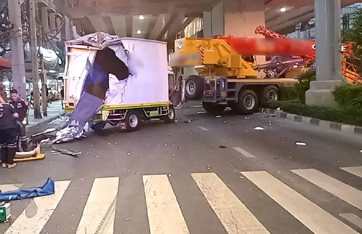 เลี่ยงด่วน รถติดมาก รถบรรทุกกับรถเครน ชนกัน กลางแยกลาดพร้าว 101