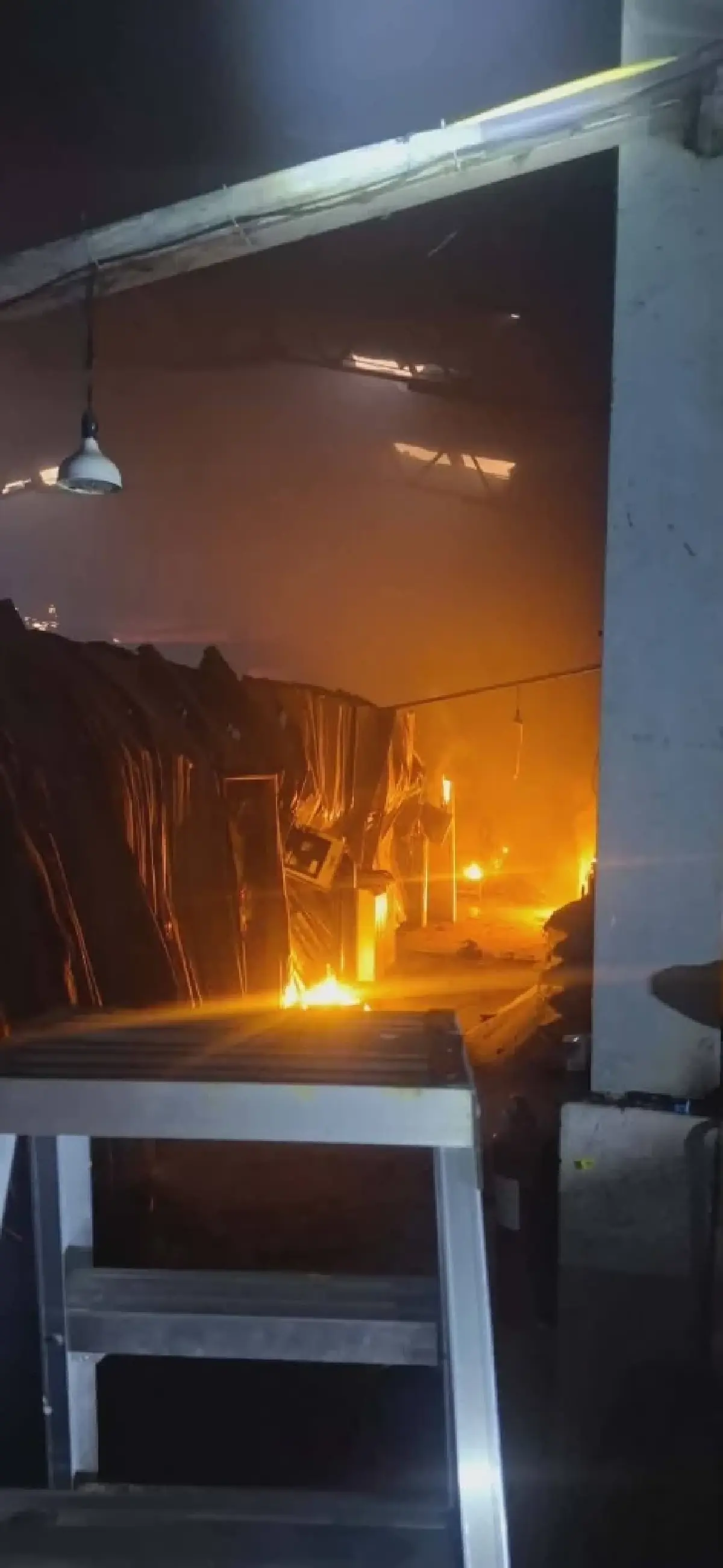 ด่วน ไฟไหม้โรงงานอบกัญชา ในเขตอุตสาหกรรม โคราช เร่งดับเพลิง