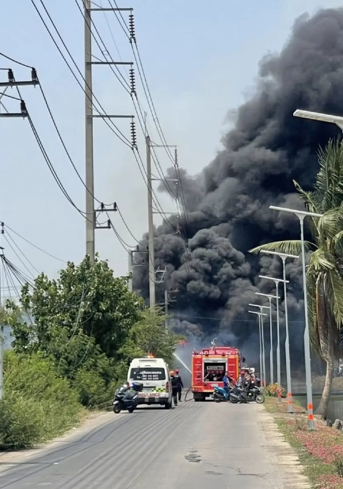 ด่วน ไฟไหม้เชียงกง คลองหลวง ปทุมธานี ควันดำพุ่ง ท่ามกลางอากาศร้อน