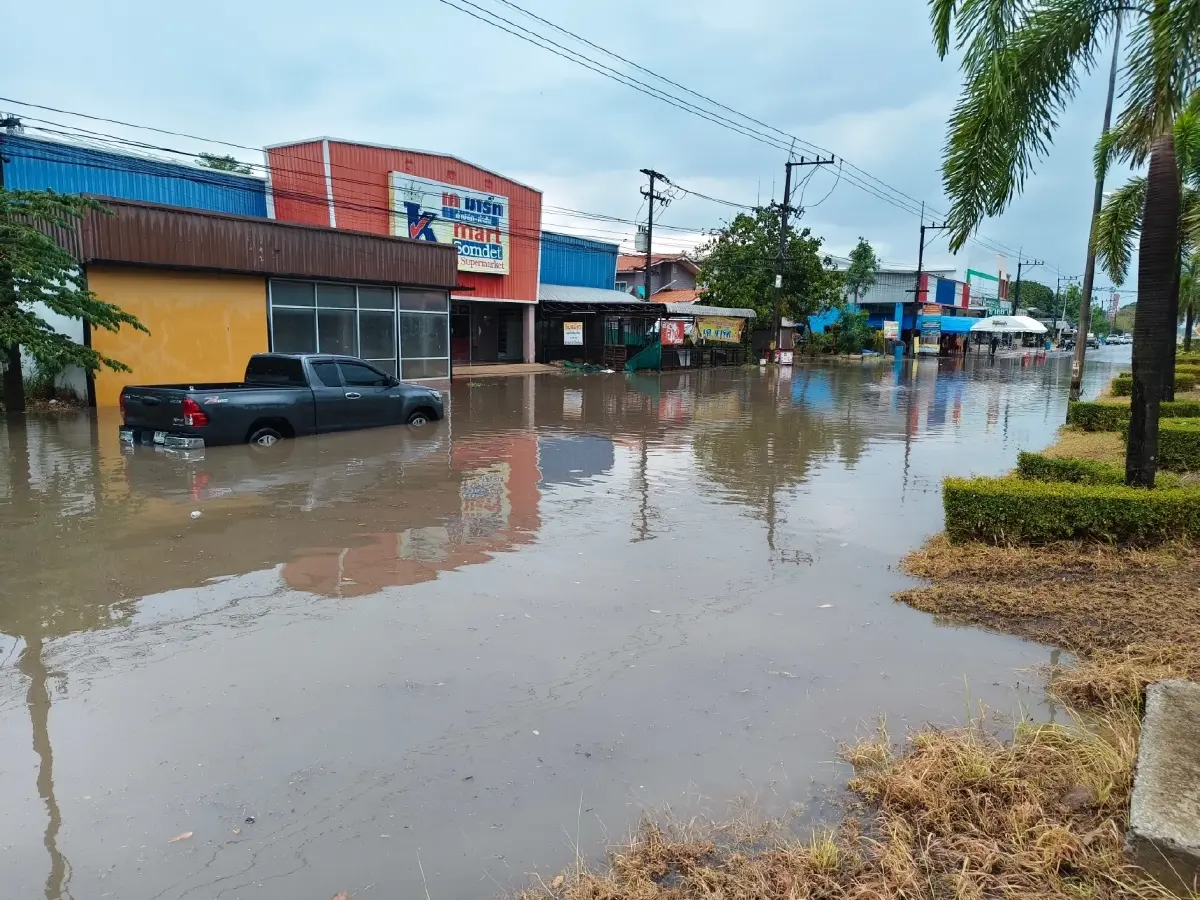 ด่วน! กาฬสินธุ์น้ำท่วมหนักมาก พายุฤดูร้อนถล่ม น้ำสูงเกือบมิดล้อ