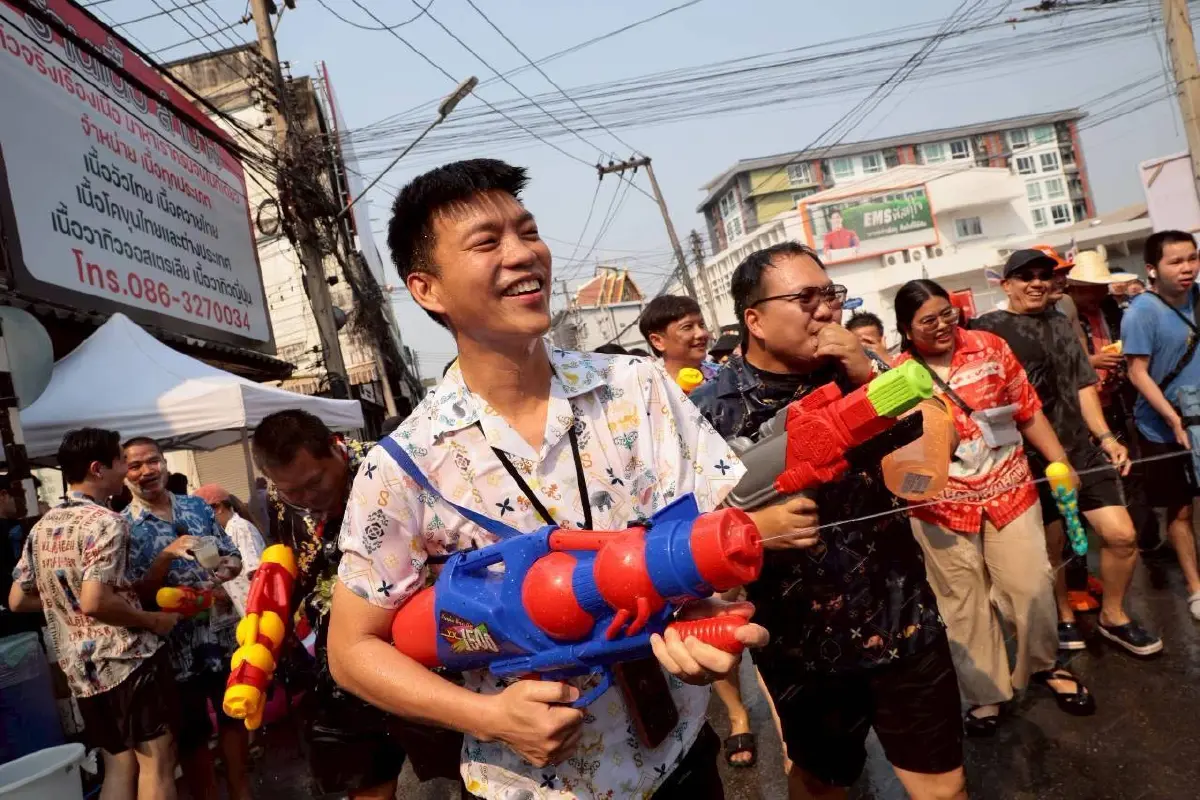 'เท้ง' แอ่วเหนือ ดาวกระจาย สส.ปชน.ฉลองสงกรานต์-ให้กำลังใจ ปชช.