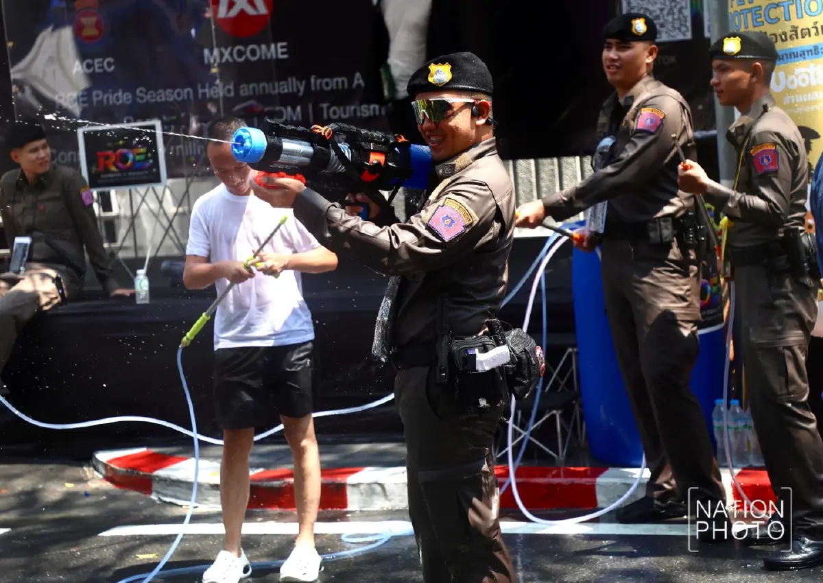 สีลมแตก แห่ห่มสไบเล่นน้ำสงกรานต์ 69 คึกคัก รับขบวน Wet Parade สุดอลังการ