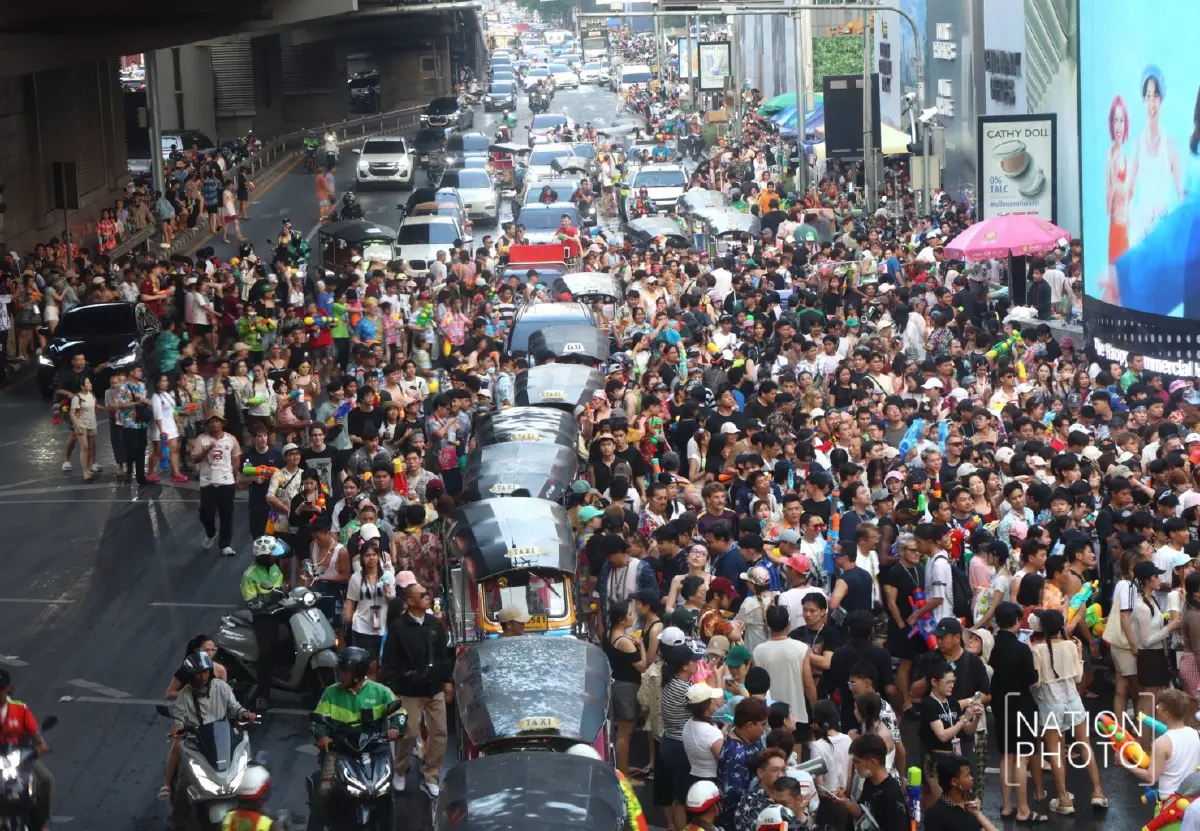 ประมวลภาพ สงกรานต์สีลม 2569 วันสุดท้าย คนไทย-ต่างชาติแห่เล่นน้ำทะลุ 2 แสนคน