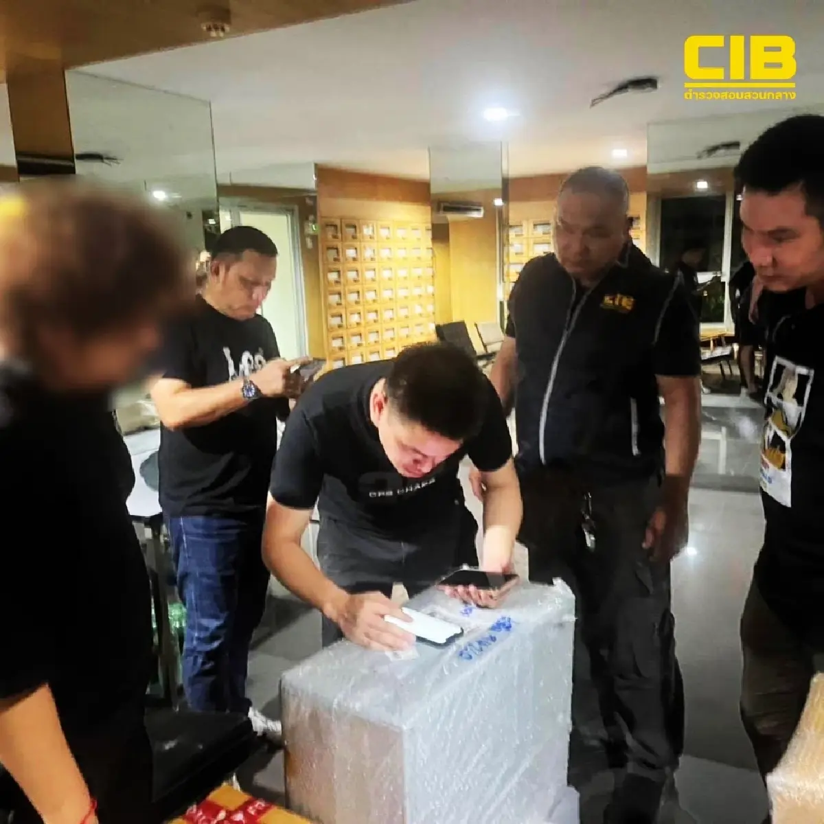 ยึดเงินสด-ปืน แกะรอยซื้อขายบุหรี่หนีภาษี ลุยจับคาคอนโดฯ