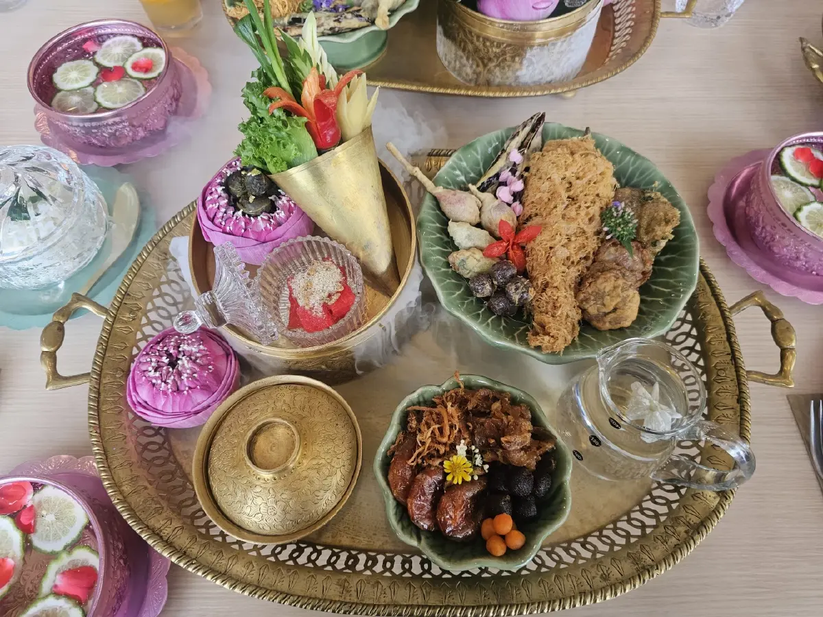 ‘5 ร้านข้าวแช่’ ปี 2026 อร่อย ในดวงใจหมูหวานชวนชิม ครบเครื่องจริงๆ