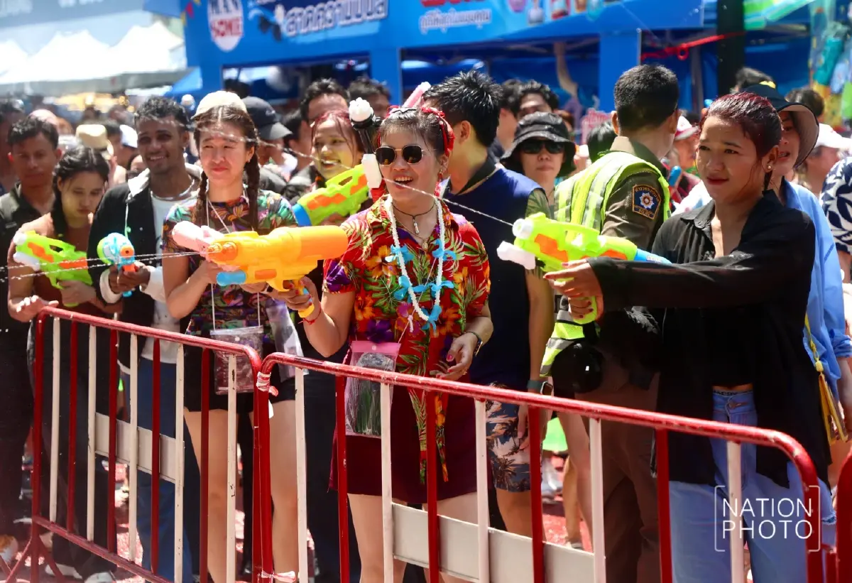 สีลมแตก แห่ห่มสไบเล่นน้ำสงกรานต์ 69 คึกคัก รับขบวน Wet Parade สุดอลังการ