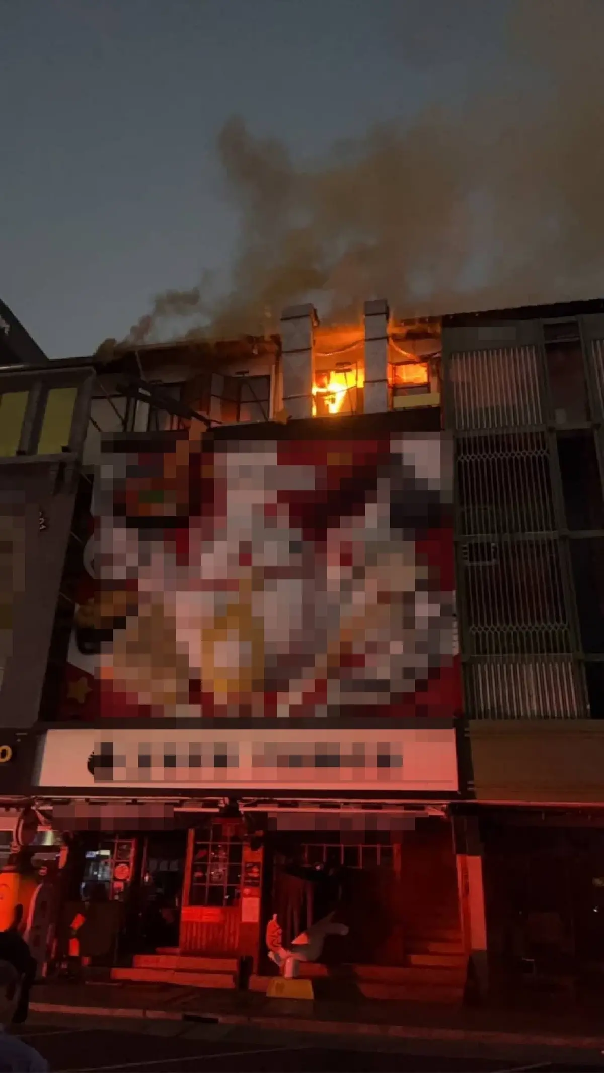 ไฟไหม้ร้านดัง กลางสยามสแควร์ ซอย 3 ควันโขมงรับรุ่งสาง เร่งฉีดน้ำ