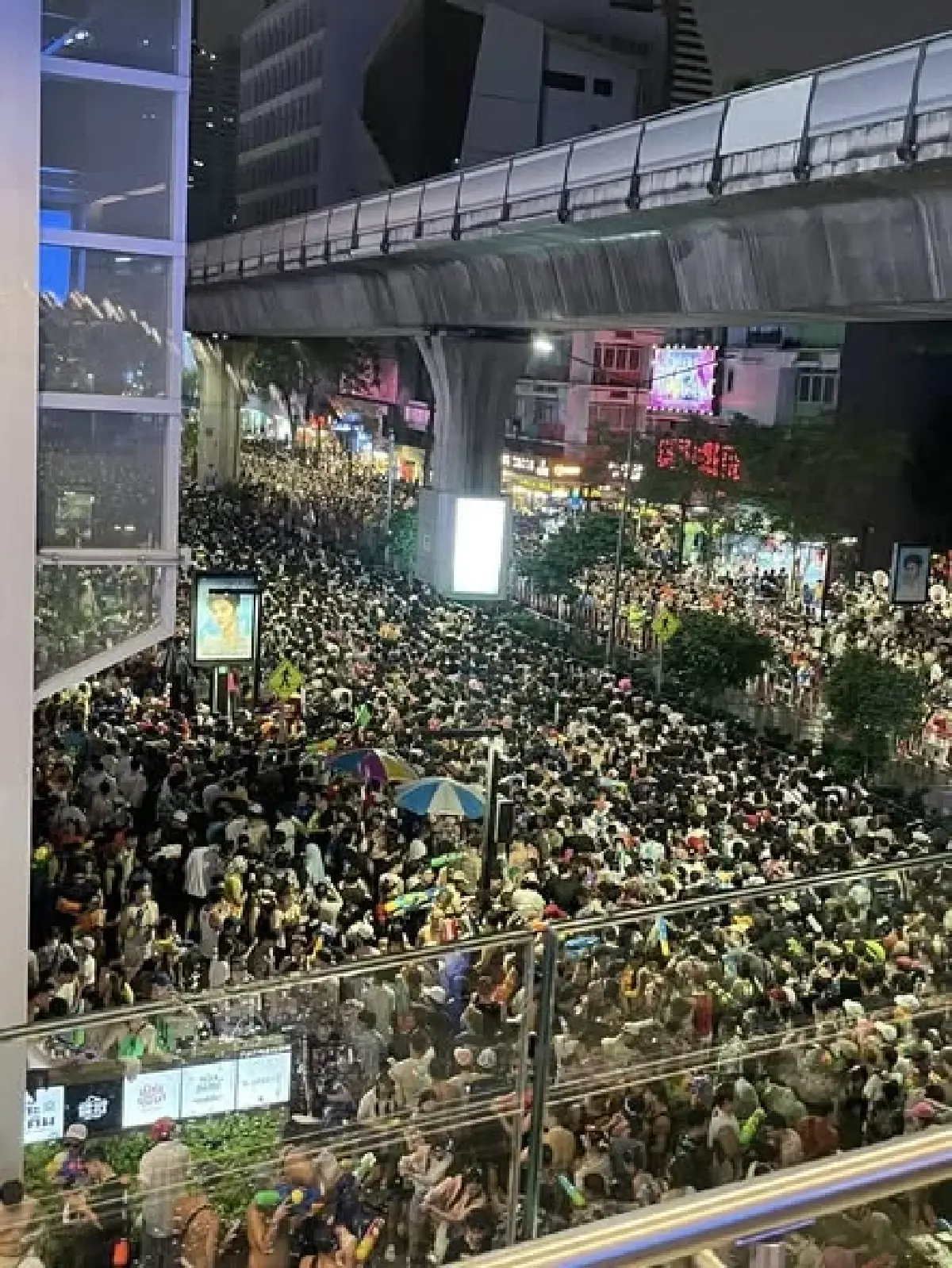 ปิดฉาก 'สงกรานต์สีลม' วันสุดท้าย นักท่องเที่ยวล้นทะลัก แห่เล่นน้ำกว่า 2 แสนคน