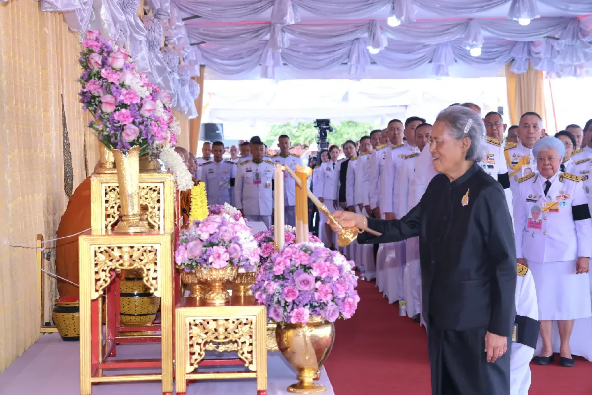 กรมสมเด็จพระเทพฯ ทรงประกอบพิธียกเสาพระเมรุมาศ ในการพระราชพิธีถวายพระเพลิงพระบรมศพฯ