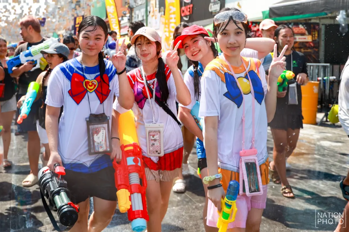 คึกคัก 'สงกรานต์ข้าวสาร' วันสุดท้าย นักท่องเที่ยวแห่เล่นน้ำแน่น