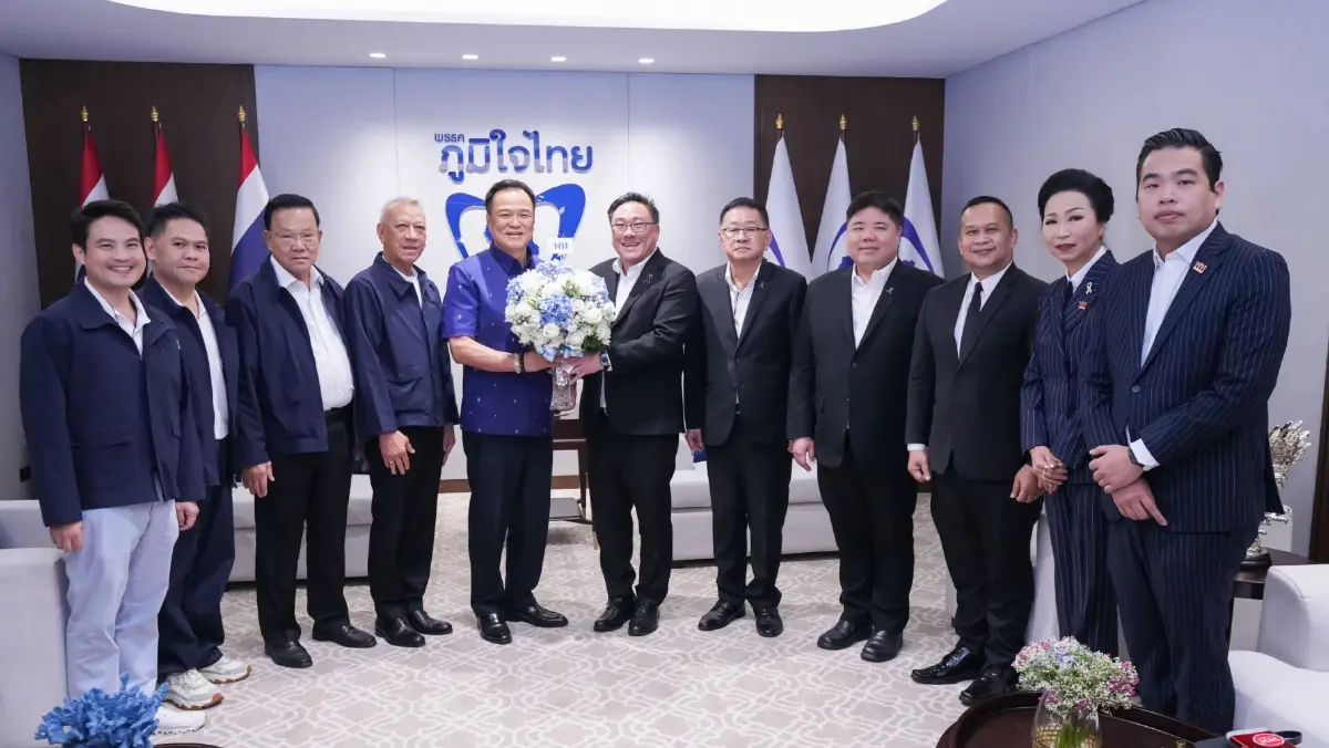 ครบรอบ18ปี พรรคภูมิใจไทย  แกนนำพรรคร่วม-ปชป.หอบดอกไม้แสดงความยินดี