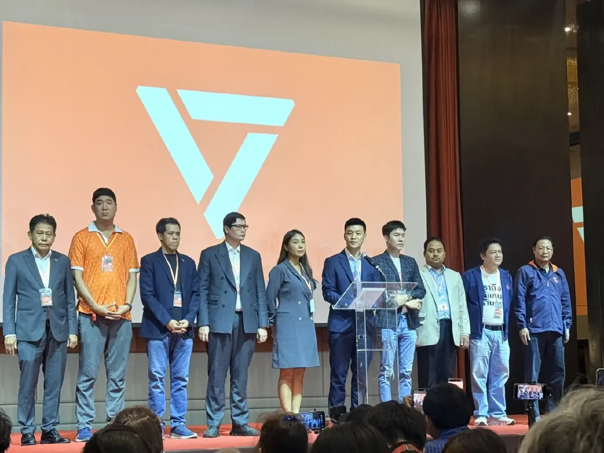 'เท้ง' ลั่นไม่จำเป็นต้องลด-เพิ่มเพดานสู้ หลัง 10 สส.ปชน.ได้ไปต่อ