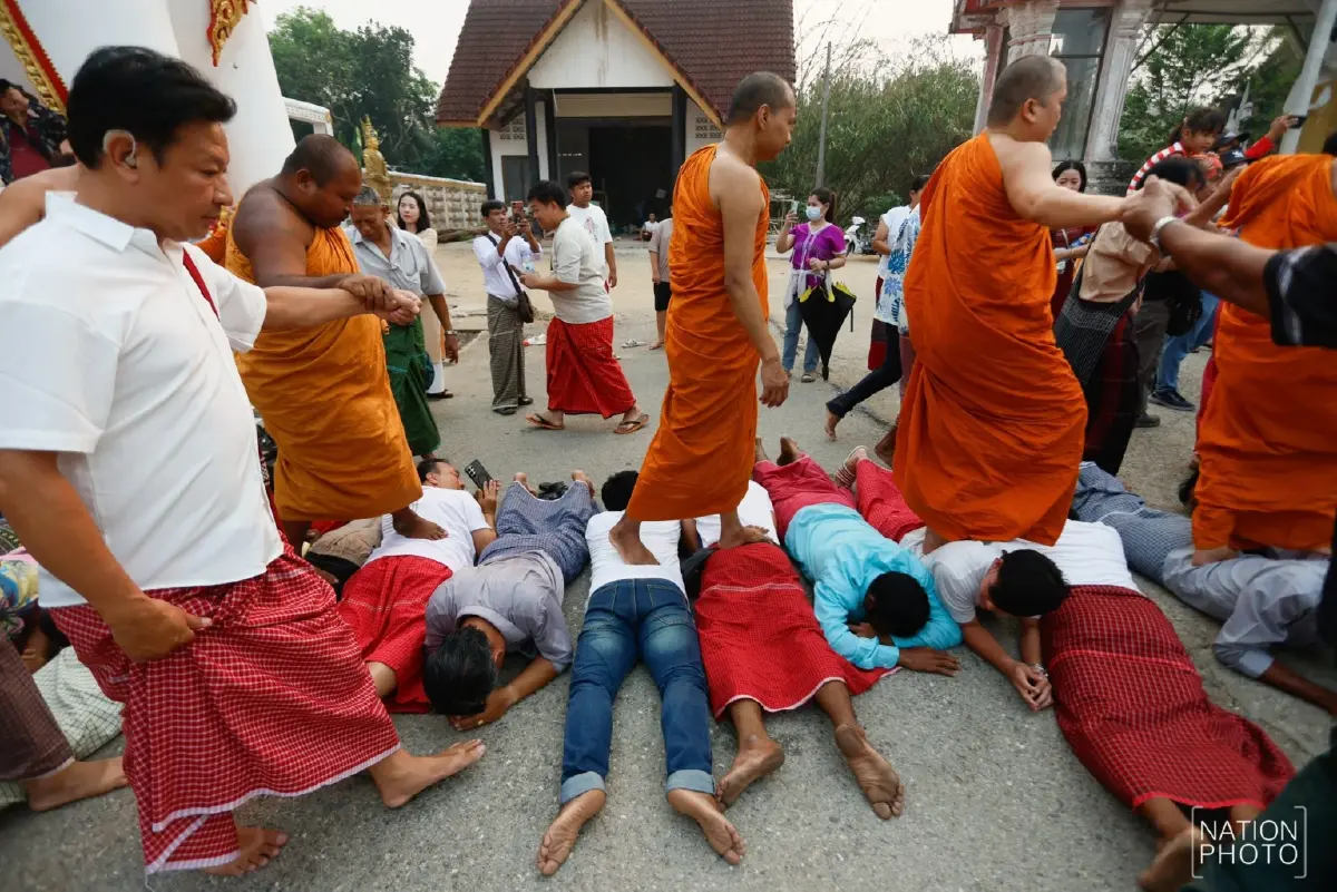 หนึ่งเดียวในไทย สงกรานต์บ้านมอญ สรงน้ำพระผ่านรางไม้ไผ่