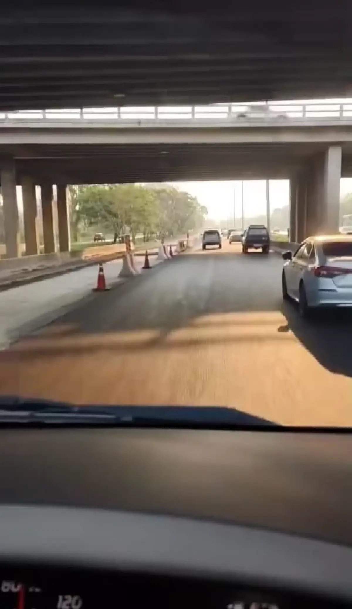 เลี่ยง ปิดถนนมิตรภาพ ขาออก กทม. เทปูนหน้าโลตัสปากช่อง วิ่งได้ 2 เลน