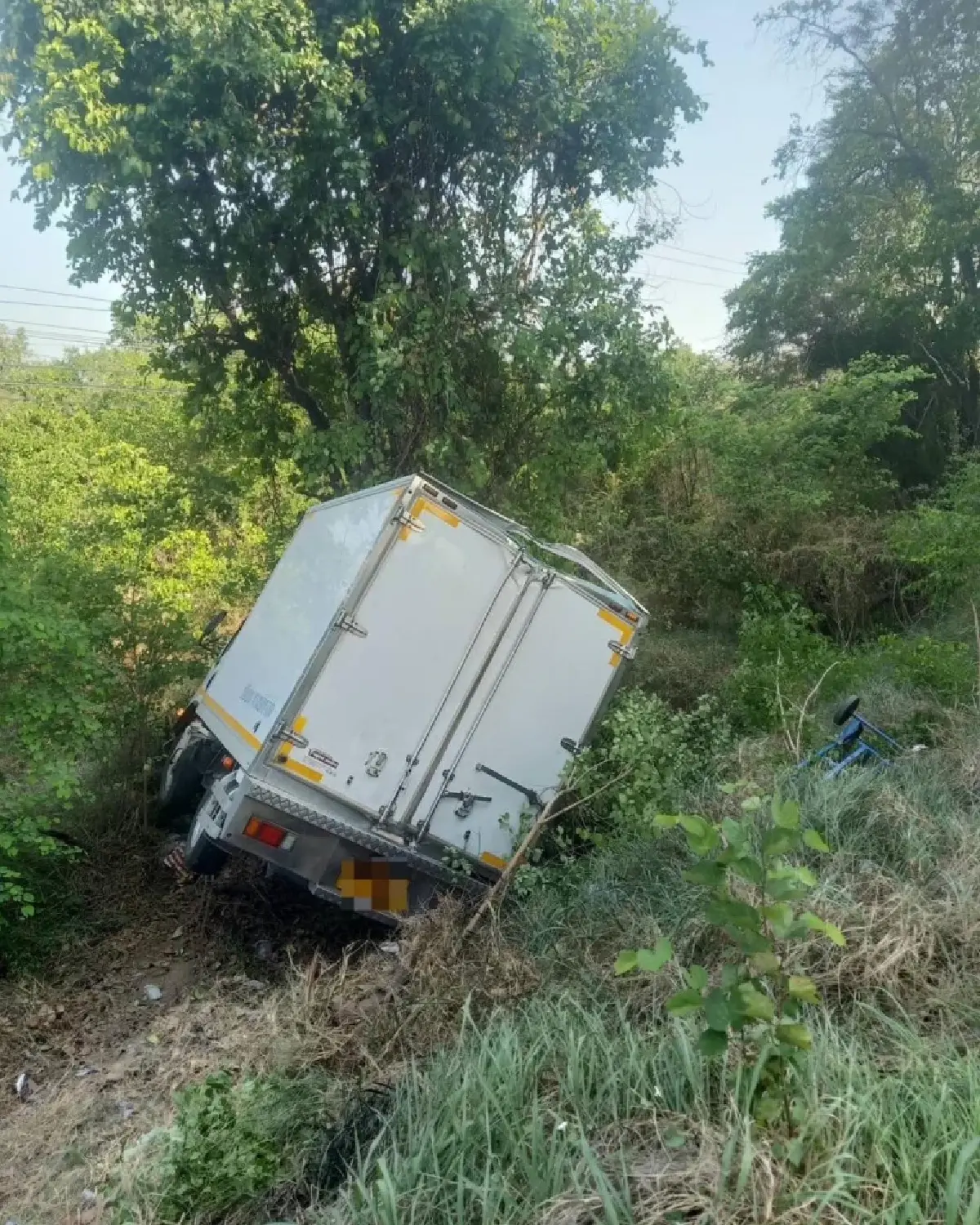 สายไฟ M6 ร่วงฟาดกระบะตู้ทึบ ตกข้างทาง พังยับ ลำตะคองรถติดหนึบ