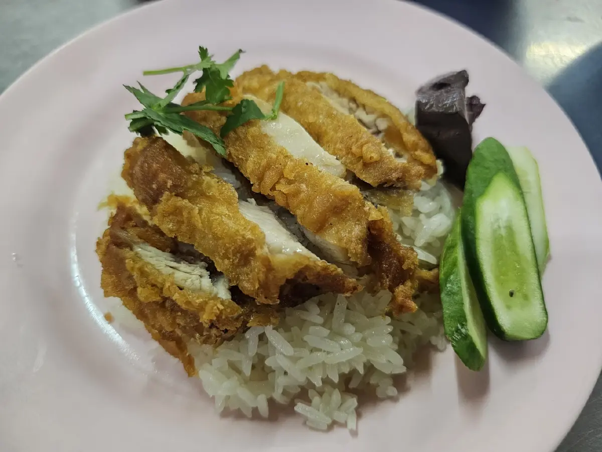 ‘มงคลวัฒนาข้าวมันไก่’  เจ้าเก่าสะพานควาย ไก่นุ่ม น้ำจิ้มรสเด็ด