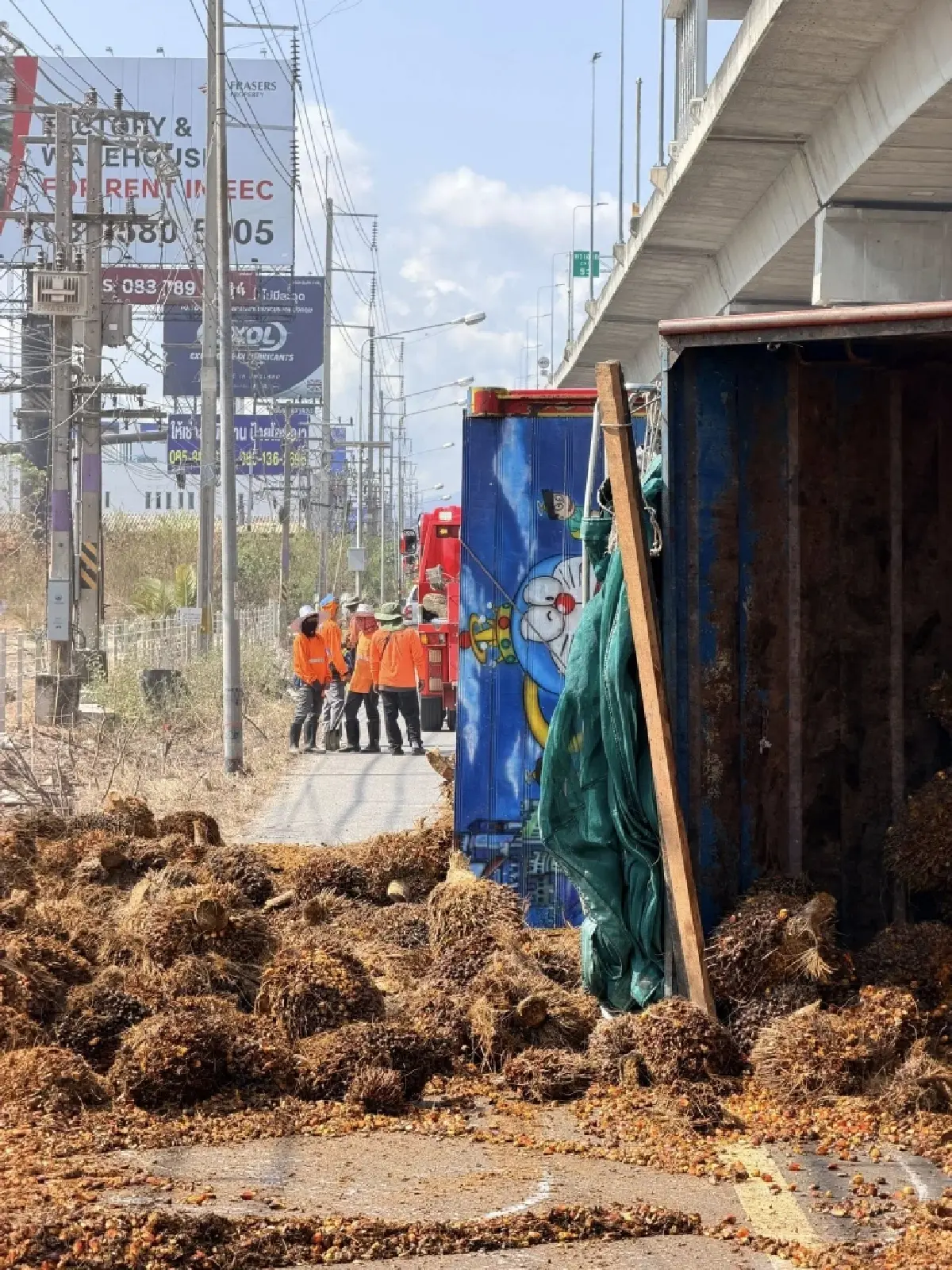 รถติดมาก ถนนบางนา-ตราด ขาออก รถยางแตก เทกระจาดขวางถนน พิกัด กม.53