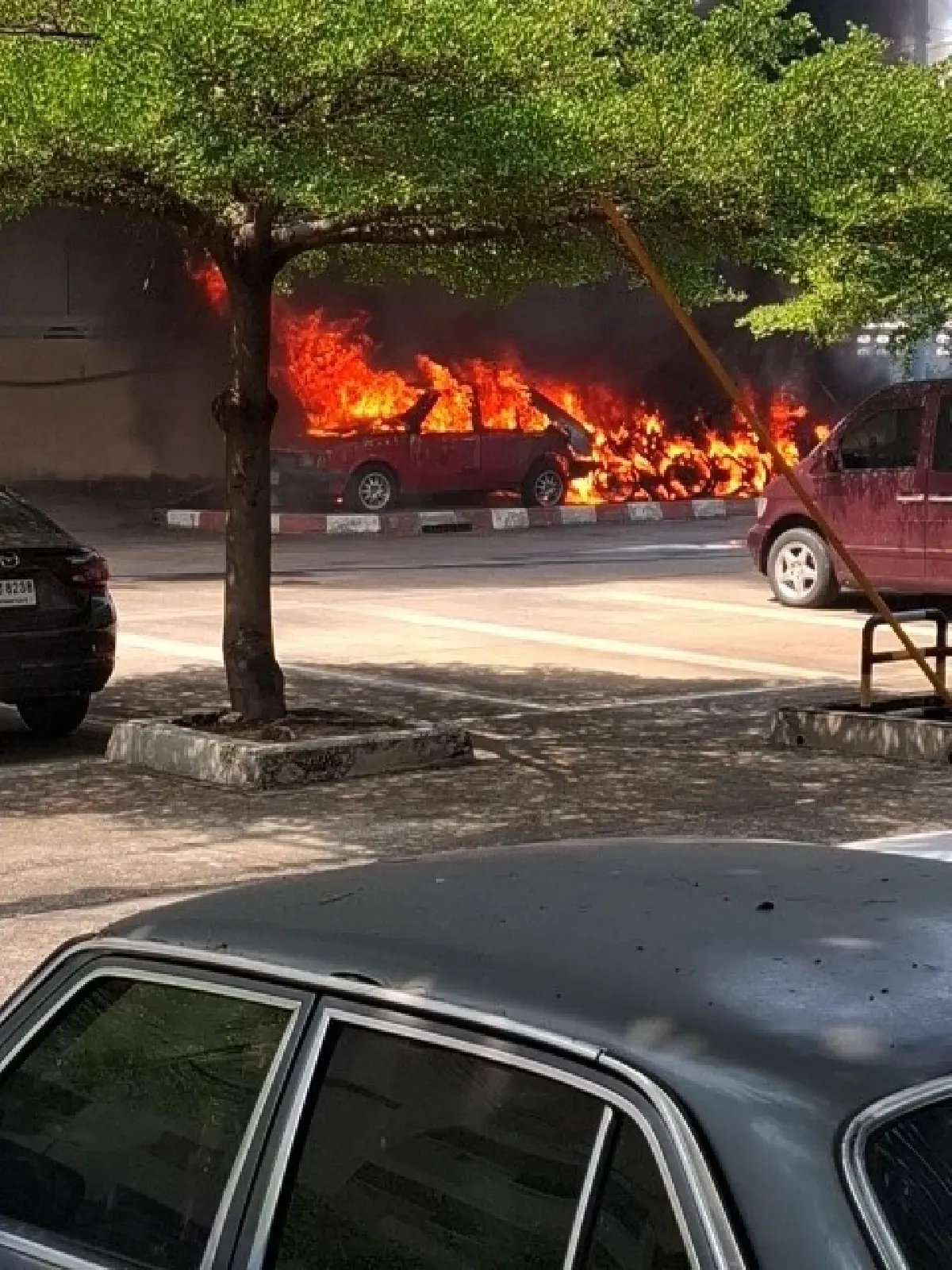 ด่วน! ไฟไหม้รถจักรยานยนต์นับสิบคัน ลามเก๋งพังยับ ซอยแจ้งวัฒนะ 5