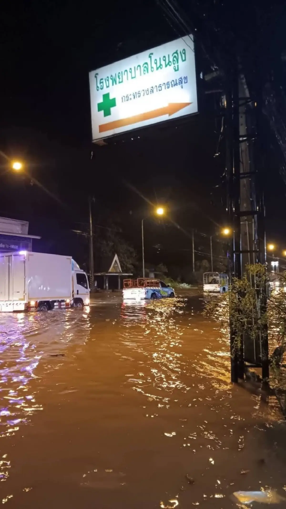 พายุฤดูร้อนถล่มโคราชพังยับ โดมทรุด บ้านพัง น้ำท่วม จับตาฝนตกอีก