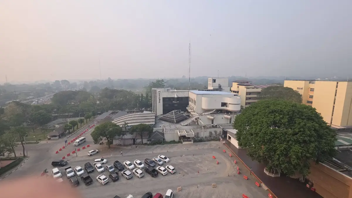 PM2.5 เชียงใหม่วันนี้ ฝุ่นคลุมเมือง รพ.นครพิงค์ อ่วม แทบมองไม่เห็นตึก