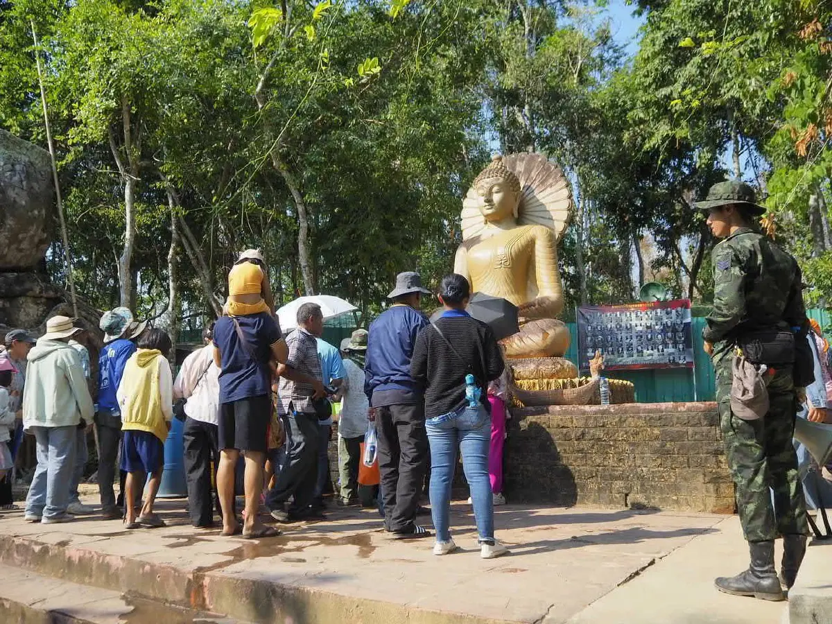 ประมวลภาพ คนแห่ชม 'ปราสาทตาควาย–เนิน 350' รับสงกรานต์ ทะลุ 3,600 คน