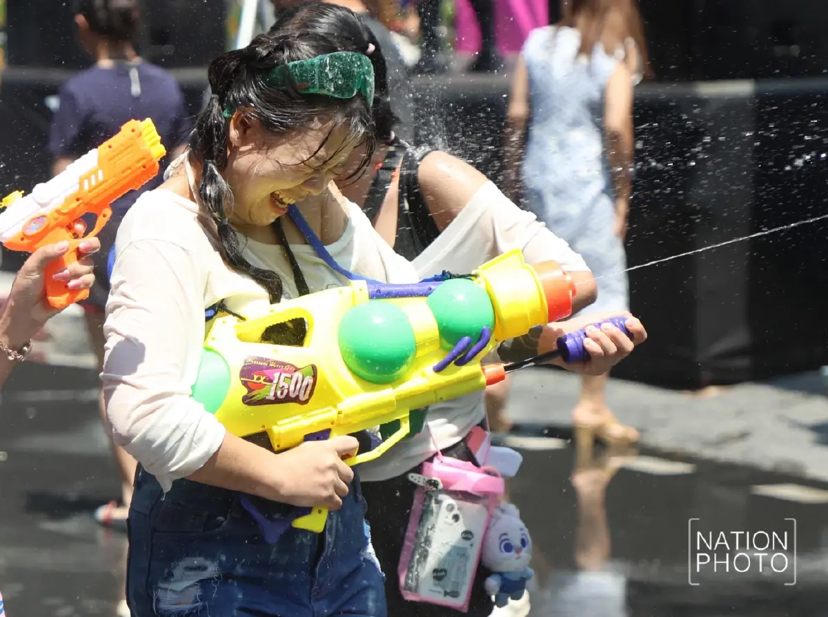 สีลมแตก แห่ห่มสไบเล่นน้ำสงกรานต์ 69 คึกคัก รับขบวน Wet Parade สุดอลังการ