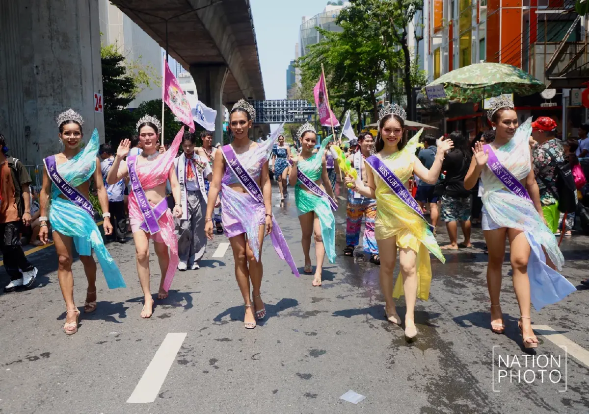 สีลมแตก แห่ห่มสไบเล่นน้ำสงกรานต์ 69 คึกคัก รับขบวน Wet Parade สุดอลังการ