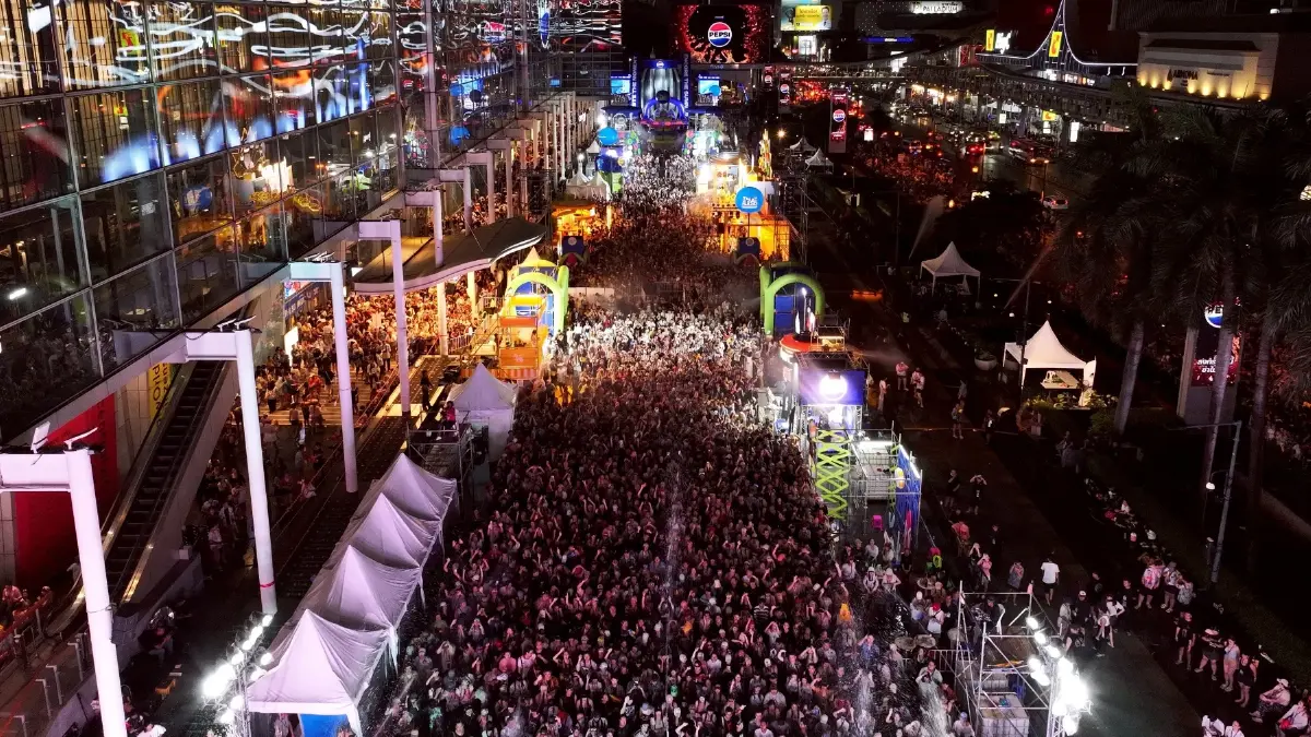 สงกรานต์เซ็นทรัลทั่วไทยพีค! ต่างชาติทะลัก ปลุกความคึกคักยาวต่อเนื่อง 'วันไหล'