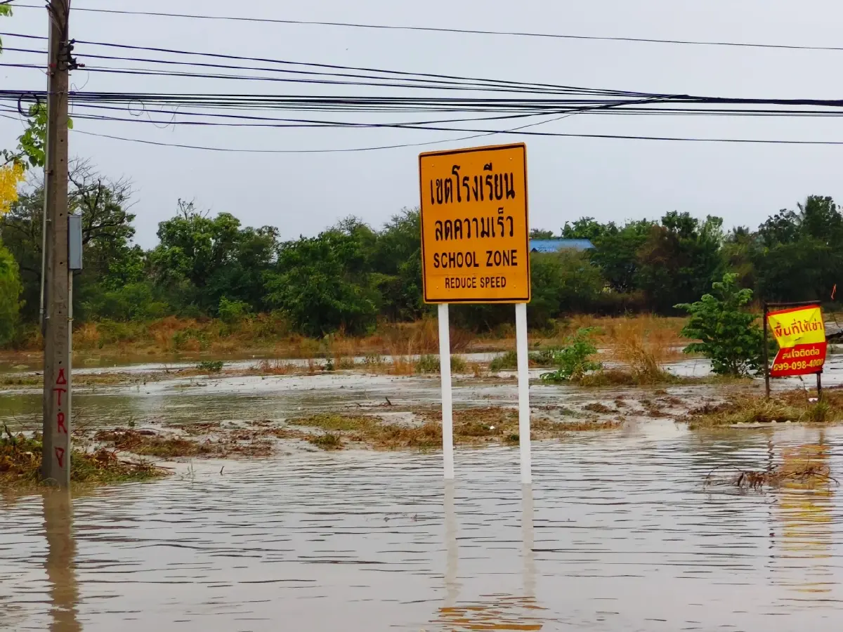 ด่วน! กาฬสินธุ์น้ำท่วมหนักมาก พายุฤดูร้อนถล่ม น้ำสูงเกือบมิดล้อ