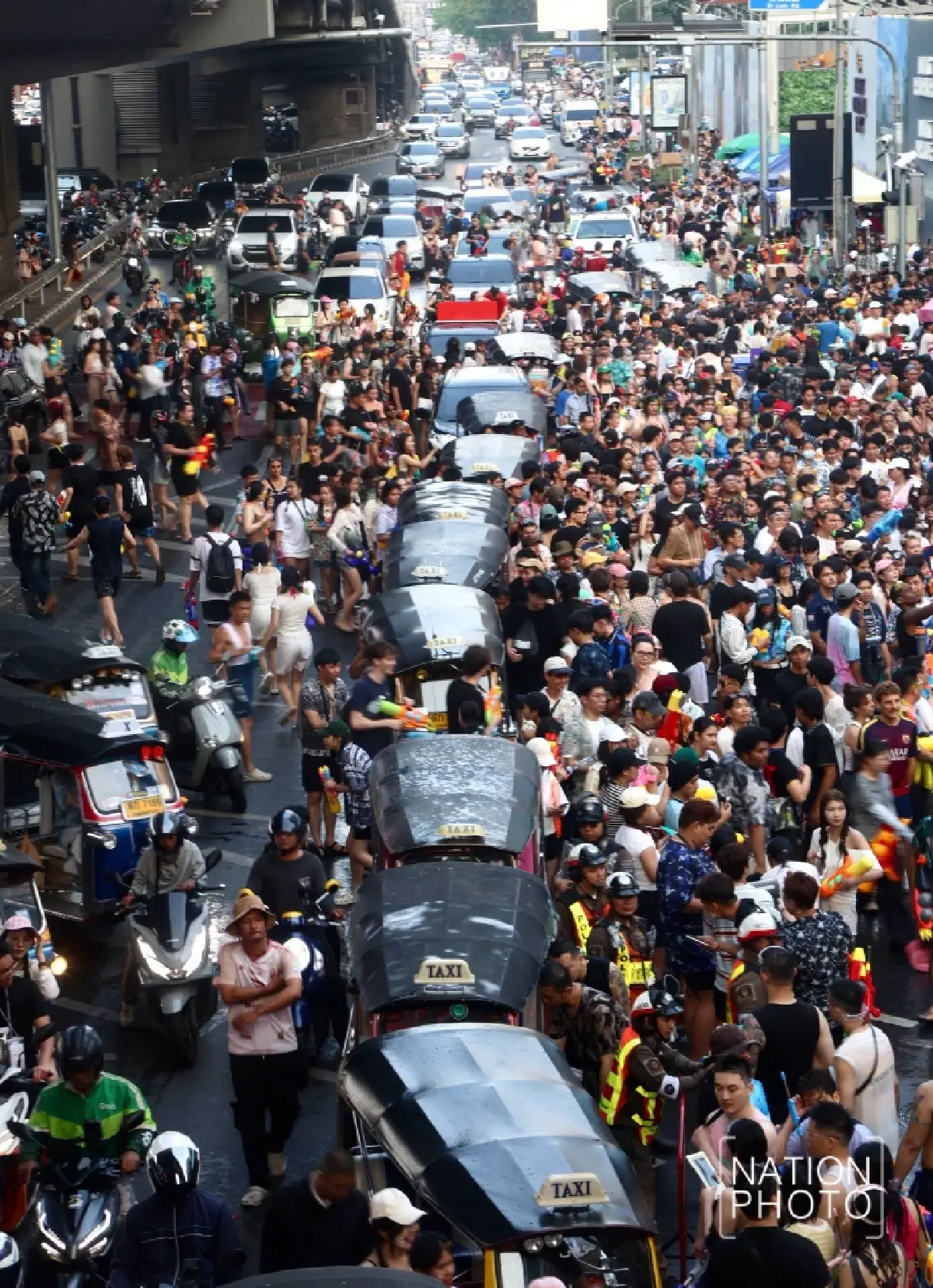 ประมวลภาพ สงกรานต์สีลม 2569 วันสุดท้าย คนไทย-ต่างชาติแห่เล่นน้ำทะลุ 2 แสนคน