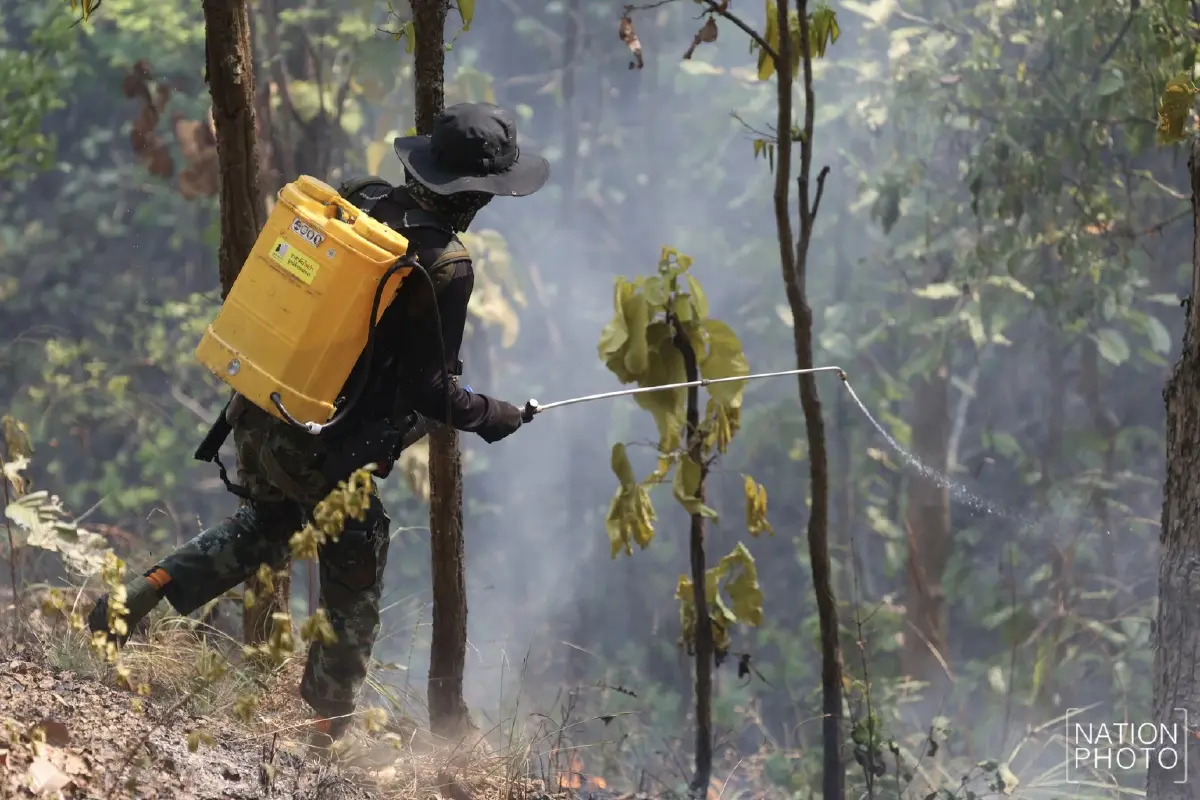 บีบหัวใจ พระครูอ๊อด นำทีมจิตอาสา ลุยดับไฟป่าแม่ทา จ.ลำพูน