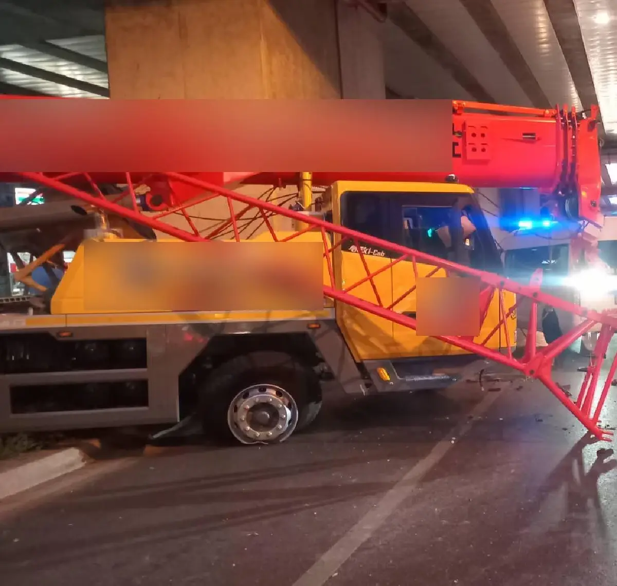 เลี่ยงด่วน รถติดมาก รถบรรทุกกับรถเครน ชนกัน กลางแยกลาดพร้าว 101