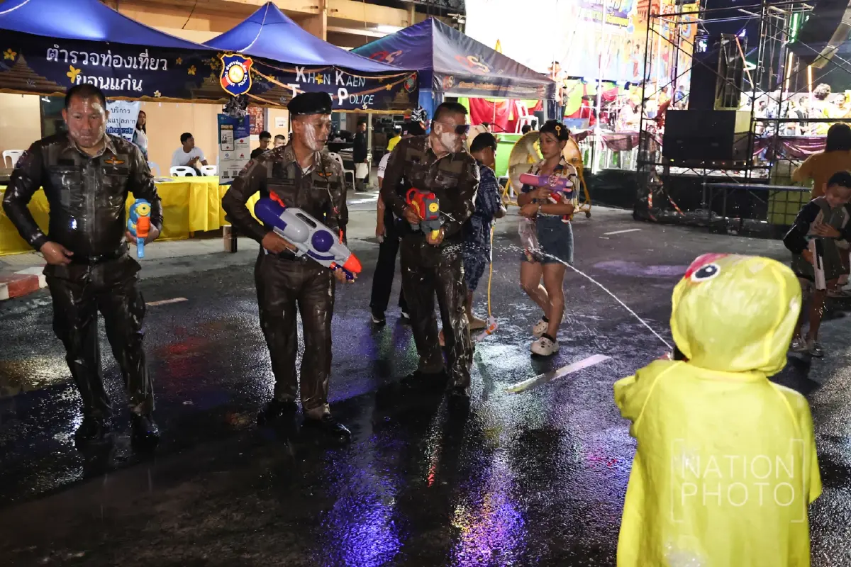 ม่วนกุ๊บ สงกรานต์ถนนข้าวเหนียว 2569 แห่เล่นน้ำ คลื่นมนุษย์ คึกคัก