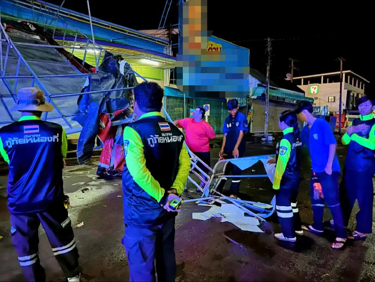 พายุฤดูร้อน พัดเข้าอีสาน ถล่มหนองกี่ ป้ายใหญ่ ทับถนนสี่แยก
