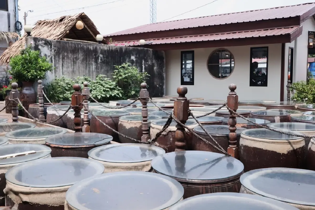 ‘เฮ้าย่งเซ้ง’ คาเฟ่ในโรงงานซีอิ๊ว 120 ปี ริมคลองบางหลวง