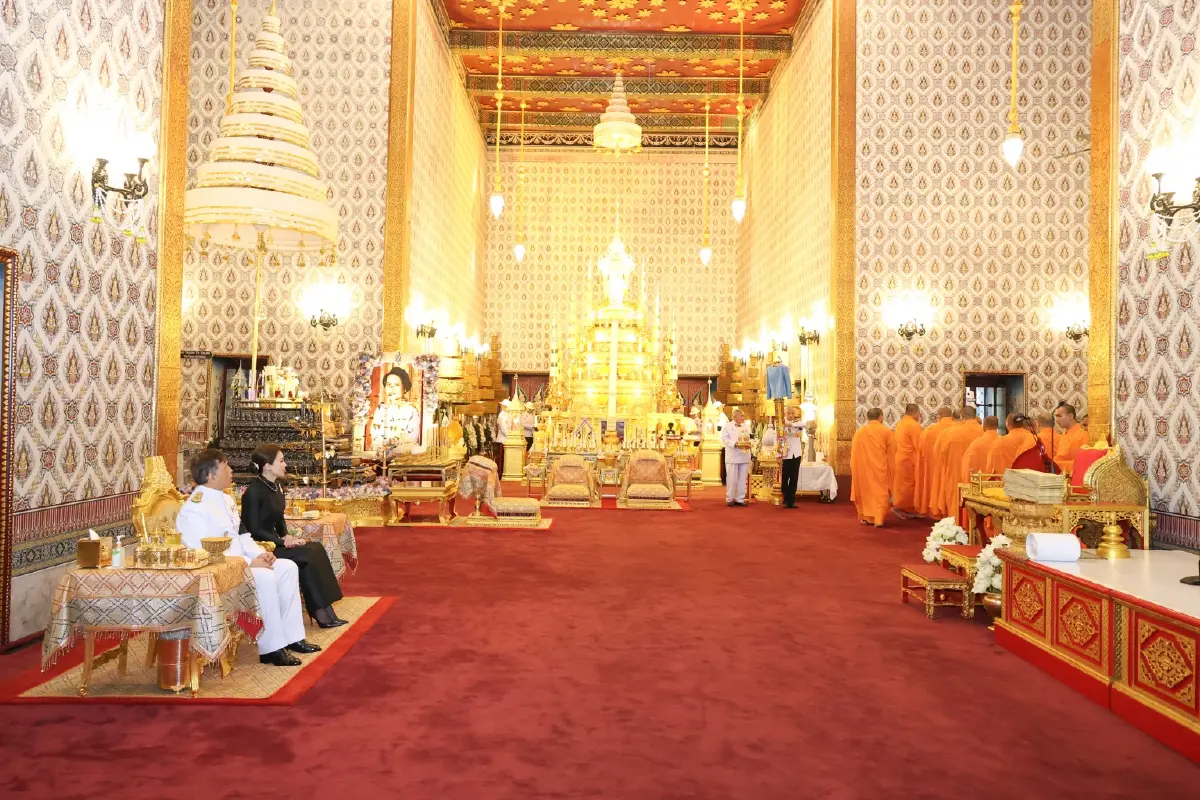 ในหลวง-พระราชินี เสด็จฯ ไปในพิธีบำเพ็ญกุศลทักษิณานุปทาน (กงเต็ก) ถวายพระบรมศพฯ