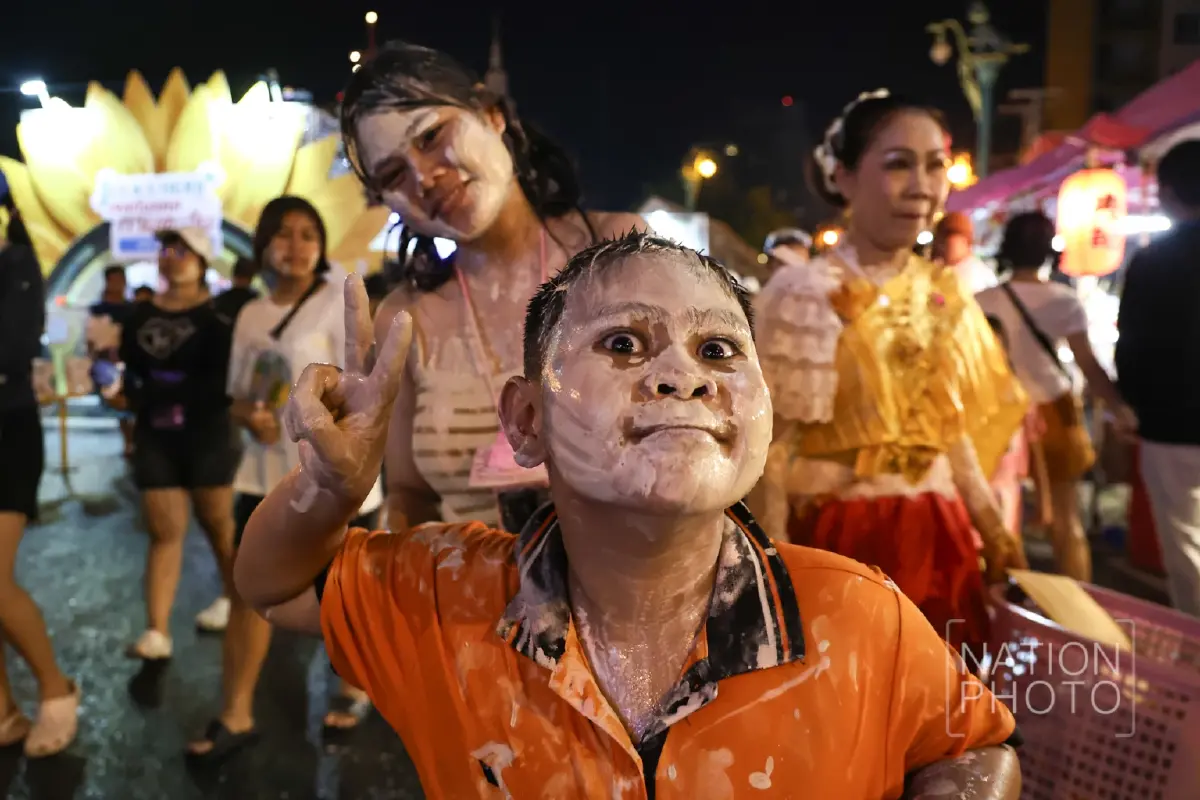 ม่วนกุ๊บ สงกรานต์ถนนข้าวเหนียว 2569 แห่เล่นน้ำ คลื่นมนุษย์ คึกคัก