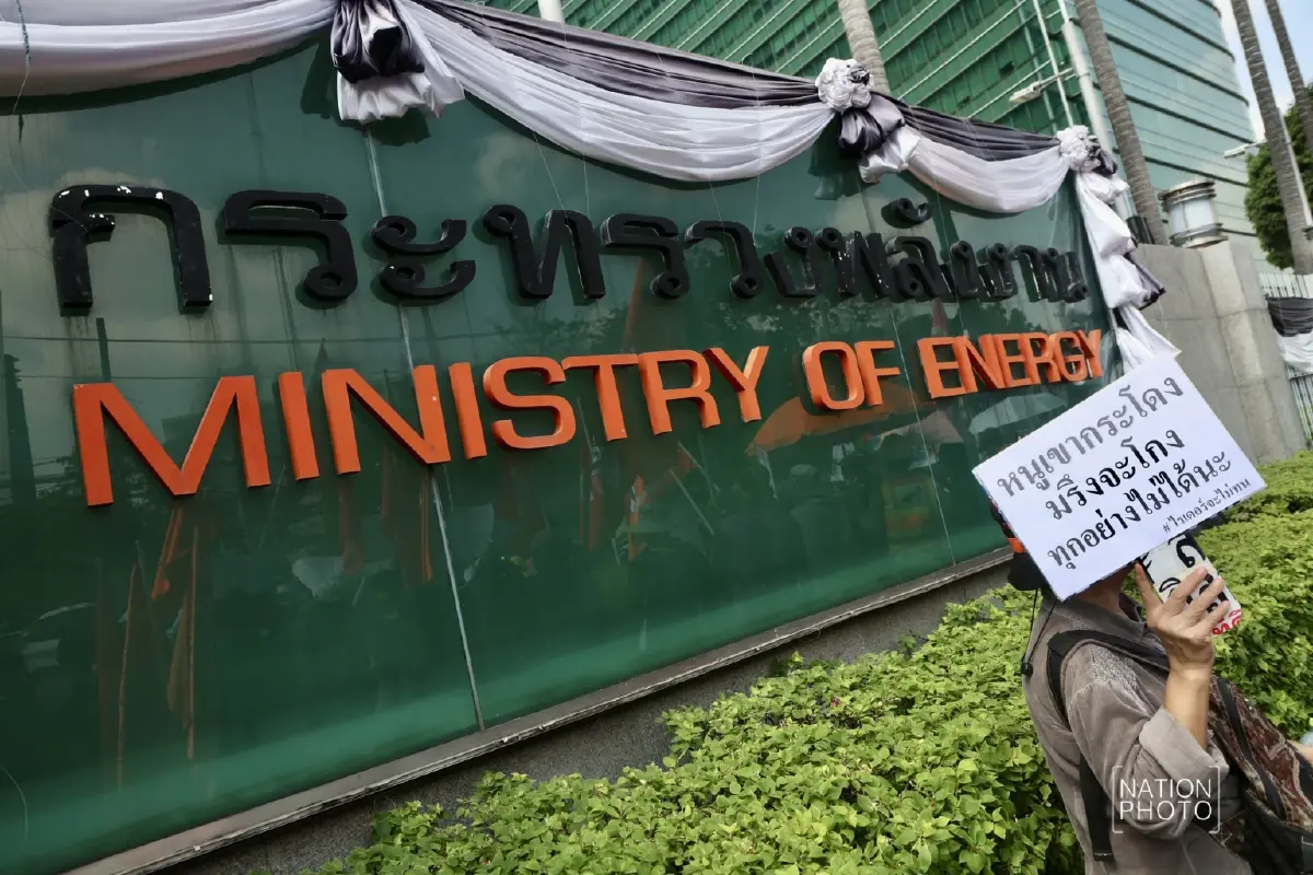 ม็อบแรงงาน บุก ก.พลังงาน จี้หยุดขึ้นราคาน้ำมัน กระทบค่าครองชีพ