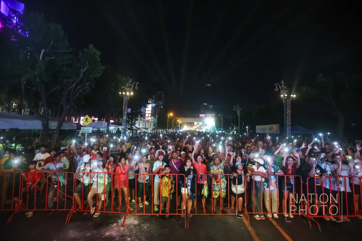 ม่วนกุ๊บ สงกรานต์ถนนข้าวเหนียว 2569 แห่เล่นน้ำ คลื่นมนุษย์ คึกคัก