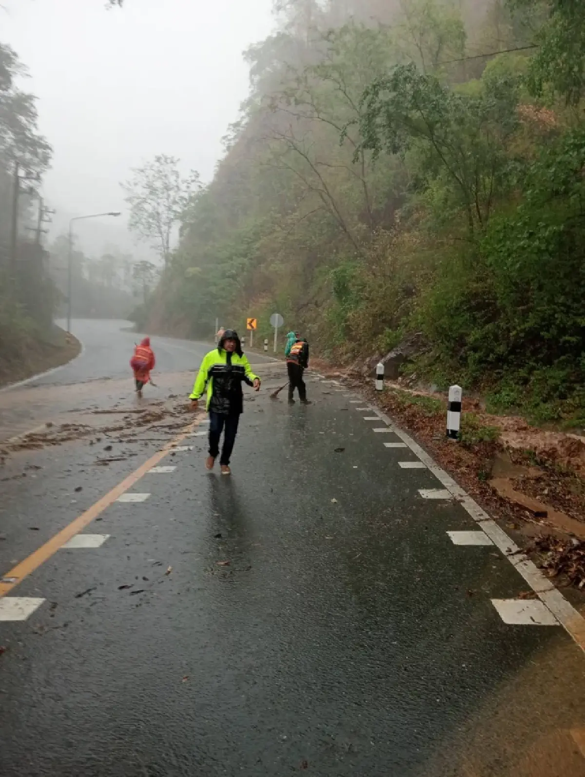 พิษพายุฤดูร้อน เพชรบูรณ์ฝนตกหนัก เจอน้ำป่า หินร่วง ทล.12 หล่มสัก