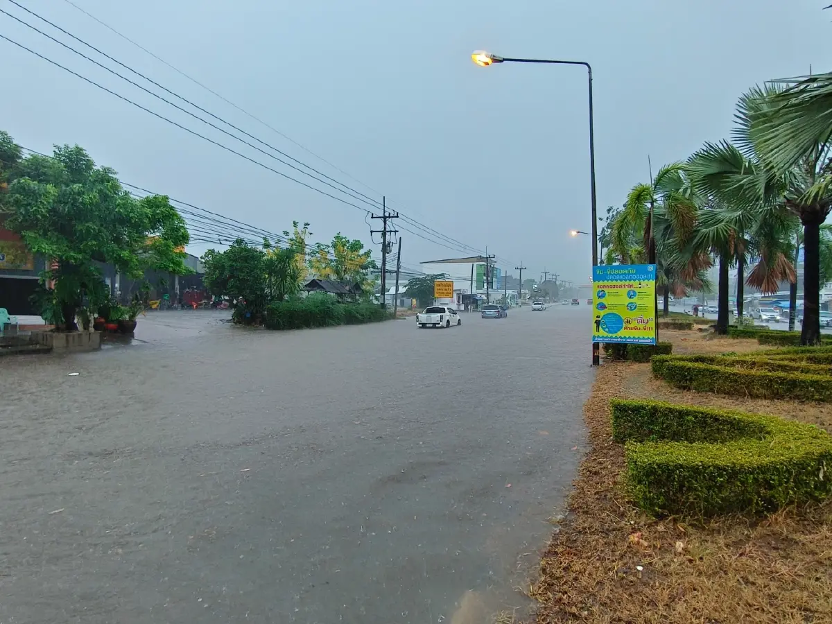 ด่วน! กาฬสินธุ์น้ำท่วมหนักมาก พายุฤดูร้อนถล่ม น้ำสูงเกือบมิดล้อ