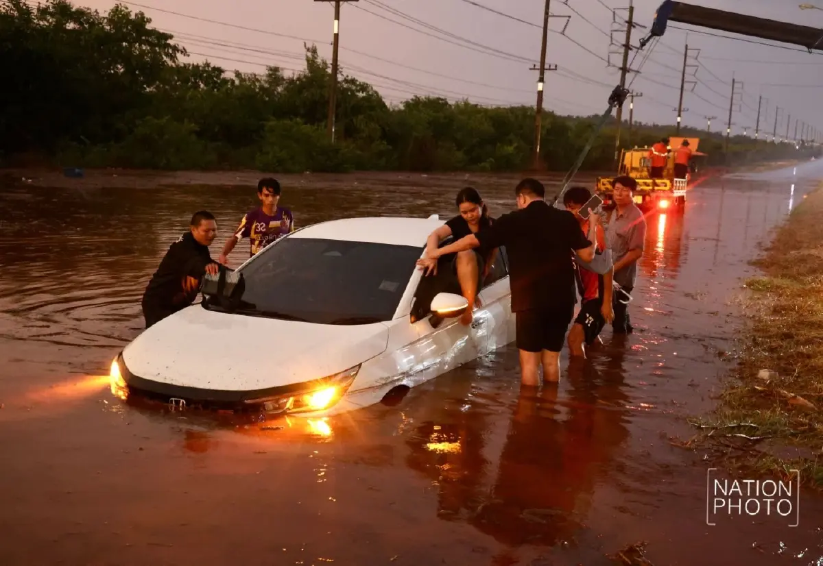 พายุถล่มไทรโยค น้ำป่าทะลักท่วมถนน 323 รถจมกลางกระแสน้ำ จราจรติดขัด