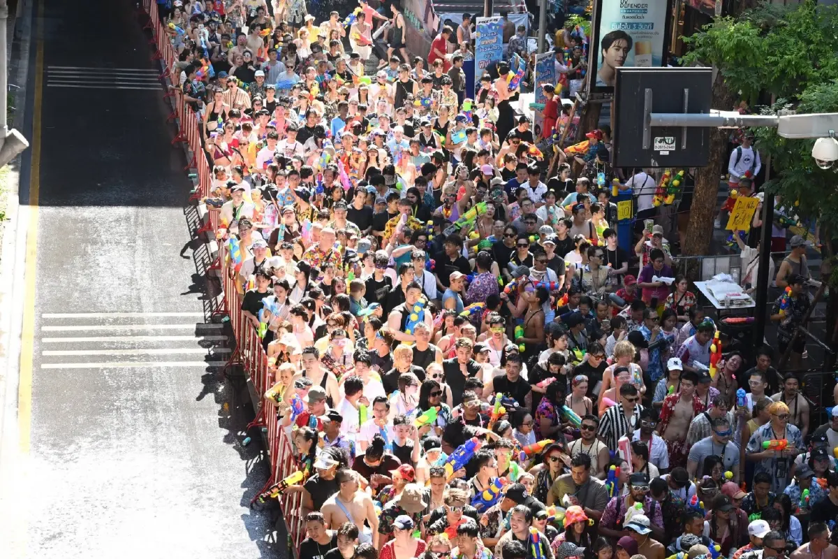 สงกรานต์ 69 วิกฤต! 'ชัชชาติ' เตือน เลี่ยงพรานนก-สีลม คนทะลัก 1.6 แสน