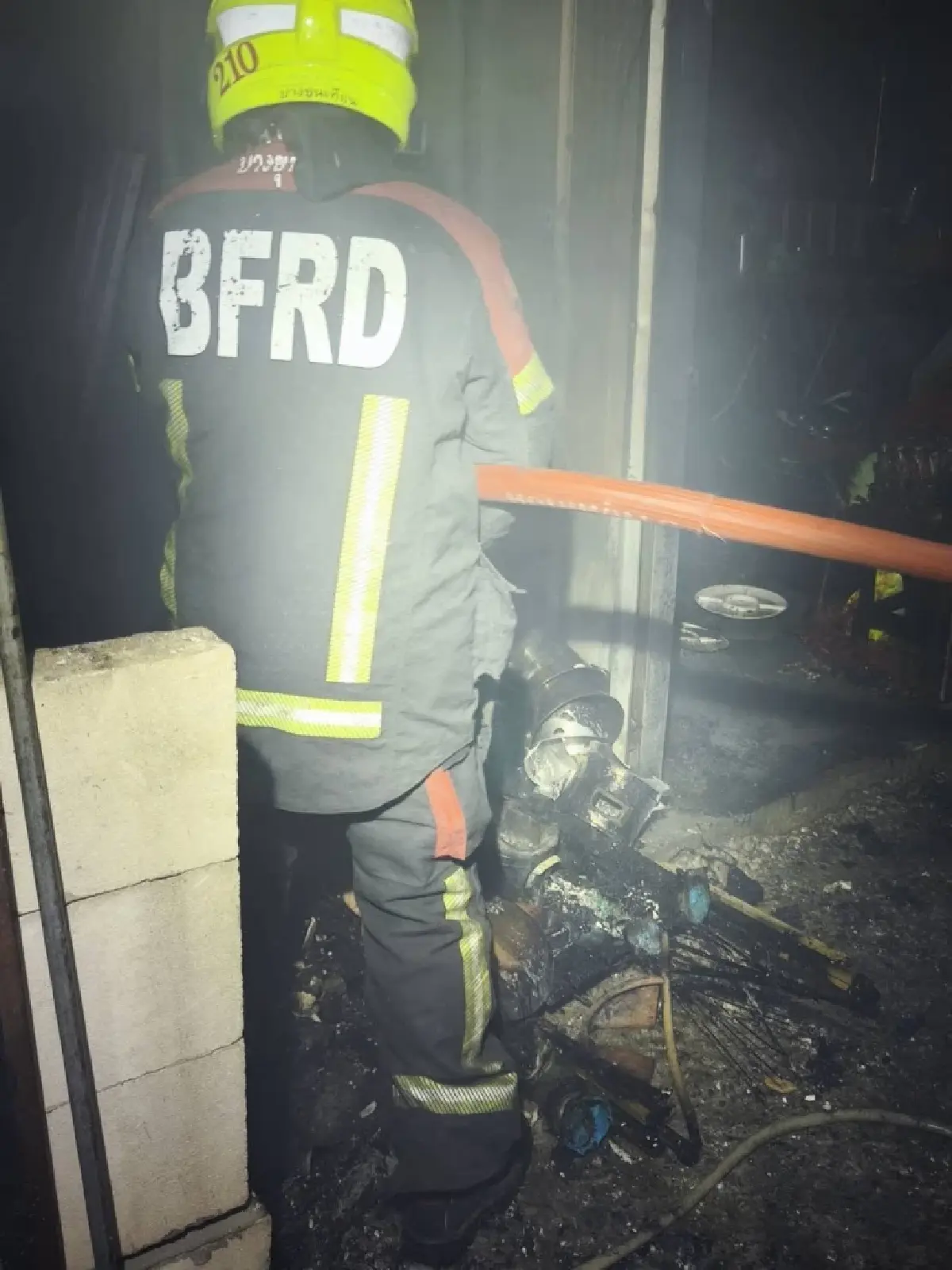 ระทึกกลางดึก ไฟไหม้ร้านอาหาร เผาวอดห้องครัว ควันพุ่งท่วมแสมดำ