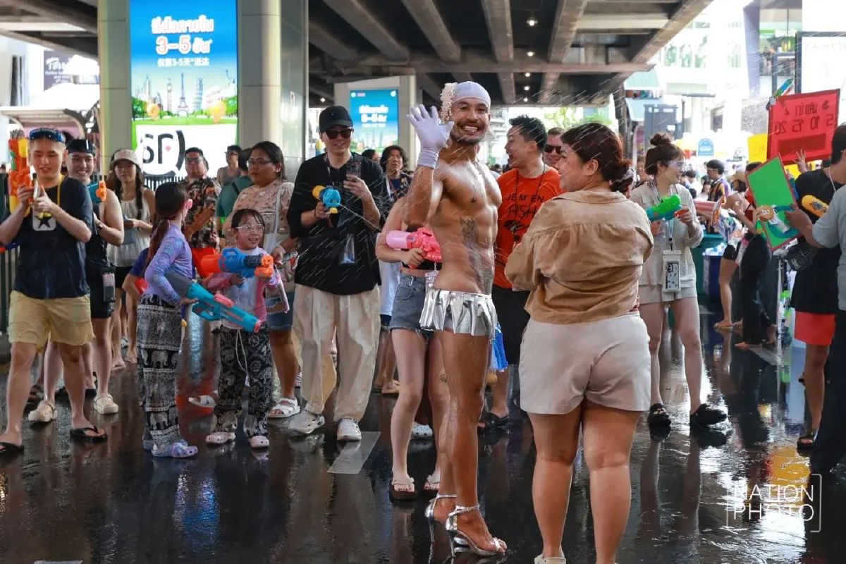 บรรยากาศ 'สงกรานต์สีลม 2569' คนนับแสน เล่นน้ำฉ่ำ เช็กวิธีเดินทาง